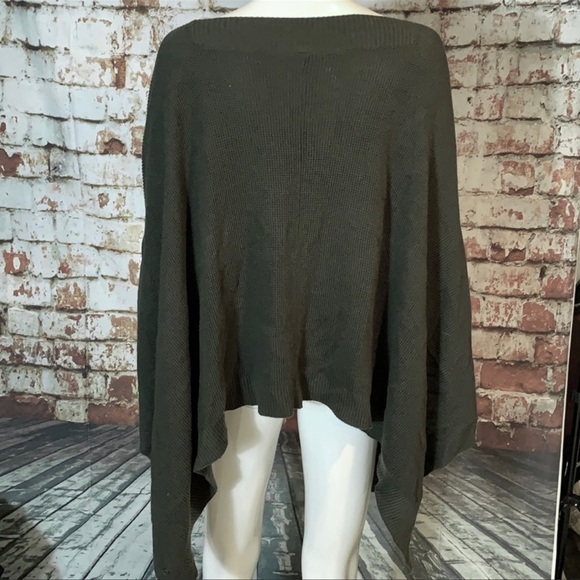 Lululemon Forward Flow Cape in Dark Olive - Picture 5 of 7